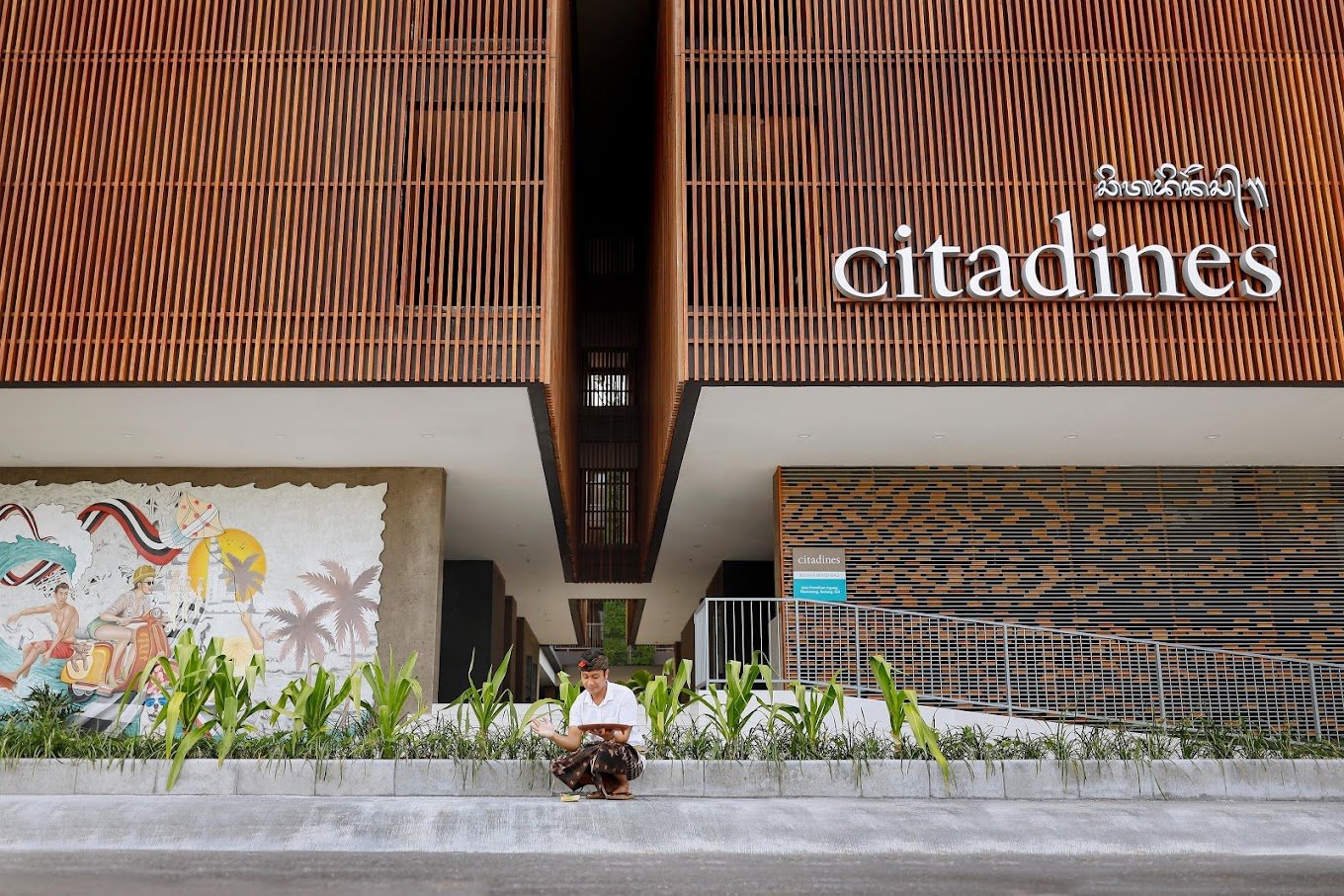 Sr_indonesia_bali_citadines berawa_lifestyle_balinese praying on entrance_side 1_lr